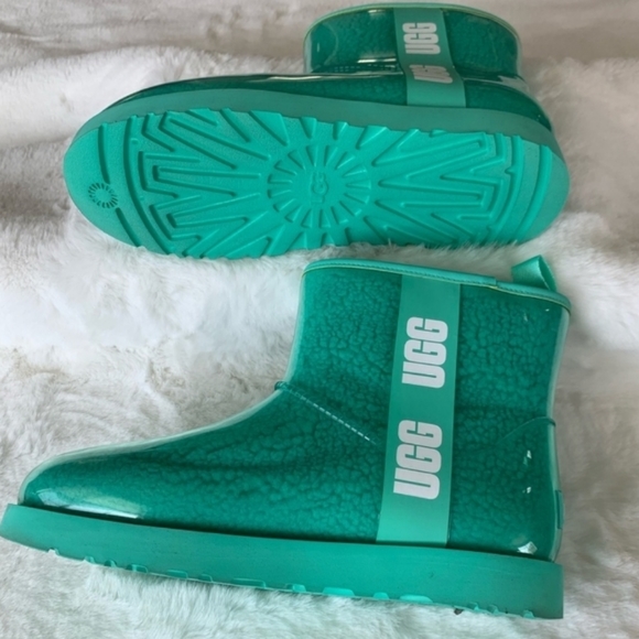 🔥 Todays Special Ugg Classic Clear Mini Waterproof Boots size 6 Youth/7.5 Women - Picture 13 of 13